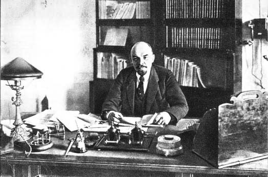 В.И.Ленин в кабинете